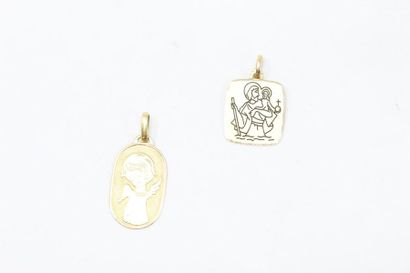 null Deux médailles religieuses en or jaune 18k (750), l'une oblongue à décor d'un...