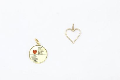 null Deux pendentifs en or jaune 18k (750) l'un en forme de coeur, le second disque...