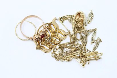 null Débris d'or 18k (750) : deux chaînes, une alliance coupée et un morceau de bracelet,...