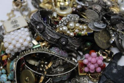 null Lot de bijoux fantaisies comprenant pendentifs, clips d'oreilles, bracelets,...