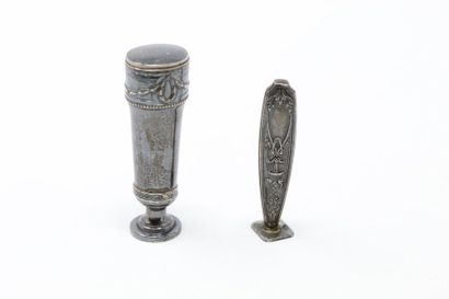 null Deux sceaux à cacheter en métal argenté, l'un au décor de style Louis XV à la...