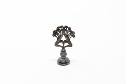 null Sceau en bronze argenté (usure), prise en forme de bouquet de fleurs stylisé,...