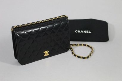 null CHANEL
Petit sac pochette matelassé en agneau noir, fermoir CC de Chanel, anse...