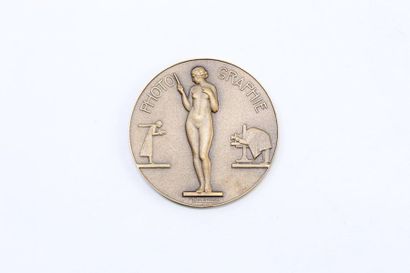 null Mr.Delannoy

Uniface bronze medal representing Photoraphily.

Signed M.Delannoy....