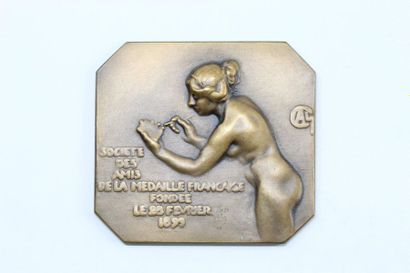 null Alexandre CHARPENTIER

Square bronze medal with folded angles from the "Société...