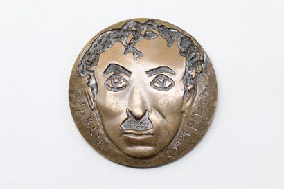 null Médaille en bronze 

Avers : CHARLIE CHAPLIN, visage stylisé de l'acteur. 

Revers...