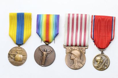 null FRANCE quatre médailles militaires commémoratives du conflit 14-18 en bronze...