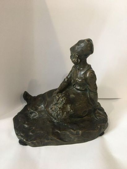 null RUTH Milles (1873-1941)

Paysane au bouquet, 

bronze, 

Derrière: Ruth Milles...
