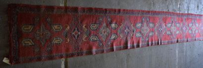 null Galerie Smyrne, Turquie vers 1920. Fond rouge brique à 15 médaillons. 

Tache.

813...