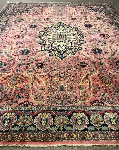 null Important tapis Tabriz (Nord Ouest de l'Iran), Vers 1980.
Dimensions: 393 x...