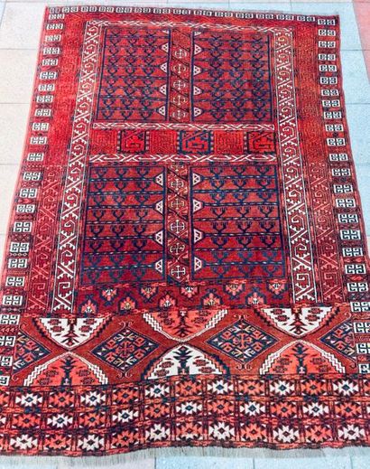 null Original et ancien Ensi, Ersari (Turkmèn), vers 1870.
Dimensions: 190 x 136...