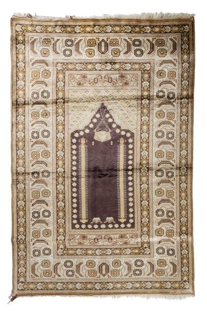 null Silk bush (TURKEY), early 20th century,

Prayer mat

Technical characteristics:...