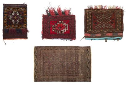 null Lot de 4 tapis :

- Sac BÉLOUTCH (Perse), milieu du 20e siècle

À médaillon...