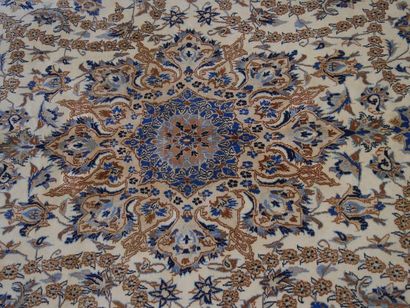 null Tapis NAIN (Iran) sur fond blanc en laine.

Bon état.

325 x 202 cm



Retrait...