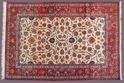 null Important et assez fin tapis ISPAHAN (Iran) en laine, vers 1970.

Caractéristiques...