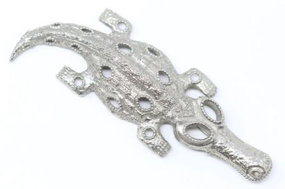 Yves Saint LAURENT GOOSSENS PARIS 

Openwork crocodile brooch in matt metal. 

Signed...