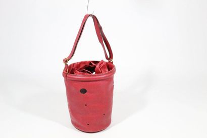 HERMES HERMES 

Sac modèle "Mangeoire" en cuir rouge à décor de trou symbolisant...