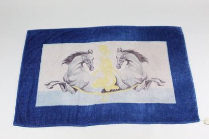HERMES HERMES

Serviette de plage à motif de chevaux, sur fond blanc et cadre bleu/...