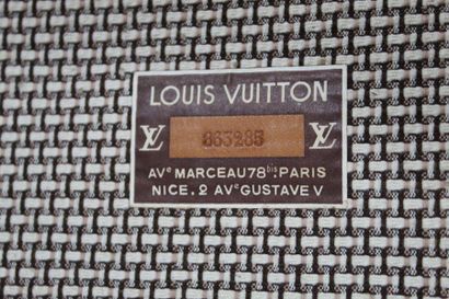 LOUIS VUITTON LOUIS VUITTON

Boîte à chapeau de forme ronde en cuir monogrammé "LV"....