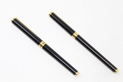 S.T.Dupont S.T.DUPONT

Lot de deux stylos plume en laque noir de chine, les plumes...