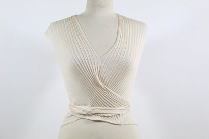 Yves Saint LAURENT YVES SAINT LAURENT Haute couture 

Ecru top in a pleated roll-up...