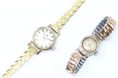 null Lot de deux montres bracelet de dame en métal dorée. L'une signée LIP, l'autre...