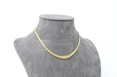 null 18k (750) yellow gold choker necklace with falling english stitch...

Neck size...