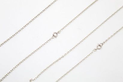 null Two silver chains, chain link.



Neck size: 45 cm and 59 cm - Weight: 14.80...