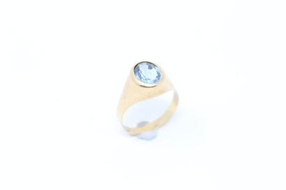 null Ring in 18k (750) yellow gold with an imitation blue stone in closed setting.

Finger...