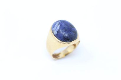 null 18k (750) yellow gold ring with a lapis lazuli cabochon.

Finger size : 69 -...