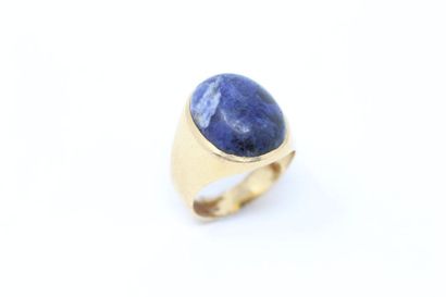 null Bague en or jaune 18k (750) ornée d'un cabochon de lapis lazuli.

Tour de doigt...