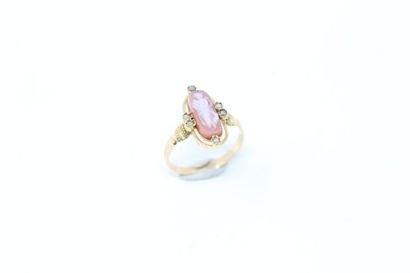 null 18k (750) yellow gold ring set with an agate cameo depicting a woman dressed...
