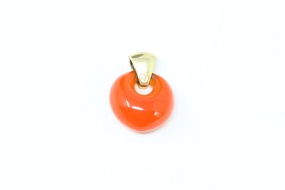 null 18k (750) yellow gold pendant holding an imitation amber cabochon.

Gross weight...