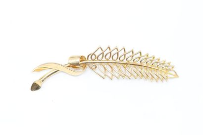 null 18k (750) yellow gold brooch stylizing an openworked palm surrounded by a ribbon.

Top....