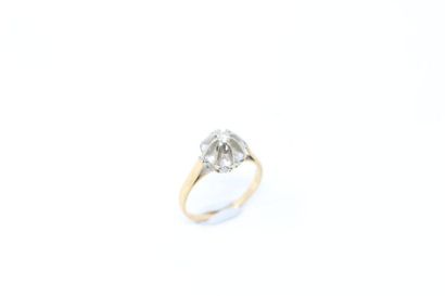 null 18k (750) yellow and white gold ring set with a diamond. 

Finger size: 55 -...