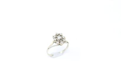 null 18k (750) white gold ring set with nine diamonds.



Finger size: 53 - Gross...