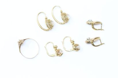 null Lot de trois pendants d'oreilles en or jaune 18k (750) ornés de pierres blanches....