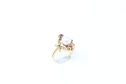null 18k (750) yellow gold ring set with a cultured pearl set with ruby shoulders...