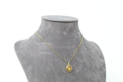 null 18k (750) yellow gold pendant with a round yellow imitation stone. 

A piece...