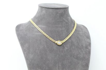null 18k (750) yellow gold English mesh necklace set with an oval diamond pavé pendant....