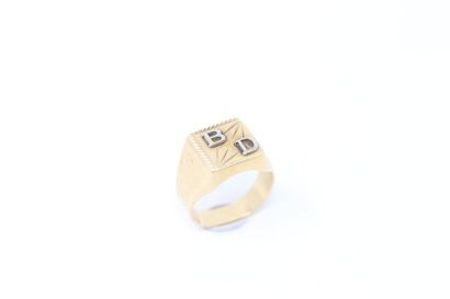 null Knight's signet ring in 18k (750) yellow gold with "BD" numerals.

Finger size...