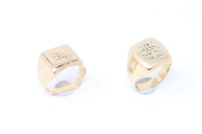 null Set of two 18k (750) yellow gold men's signet rings with "ST" numerals.

Dented,...