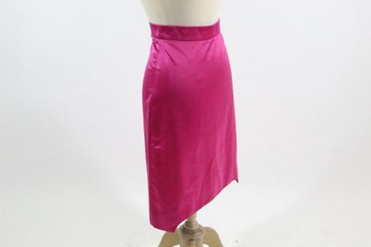 Yves Saint LAURENT YVES SAINT LAURENT 

Pink flared satin skirt, geometric cut on...