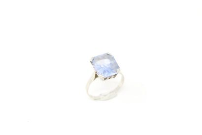 null Platinum ring set with a rectangular sapphire. (treated & heated)

Finger turn:...