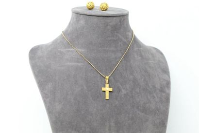 null Pendentif en or jaune 18k (750) représentant une croix ornée d'une perle. 

Poids...