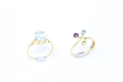 null Set of two 18k (750) yellow gold rings, one with an oval aquamarine, the other...