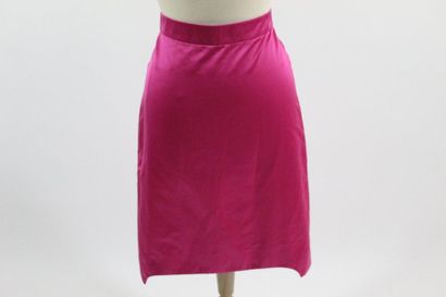 Yves Saint LAURENT YVES SAINT LAURENT 

Pink flared satin skirt, geometric cut on...
