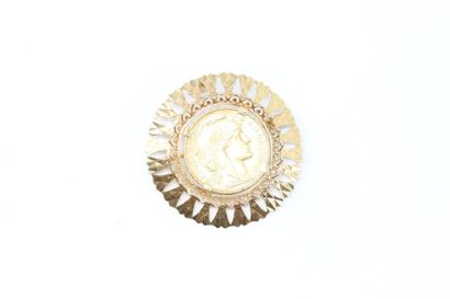 null Pièce en or de 20 francs au Coq (1907), montée sur une broche/pendentif en or...
