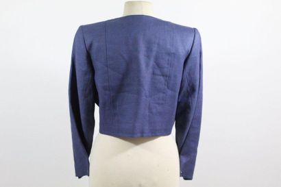 Yves Saint LAURENT YVES SAINT LAURENT Left Bank

Short jacket in dark soft blue linen....