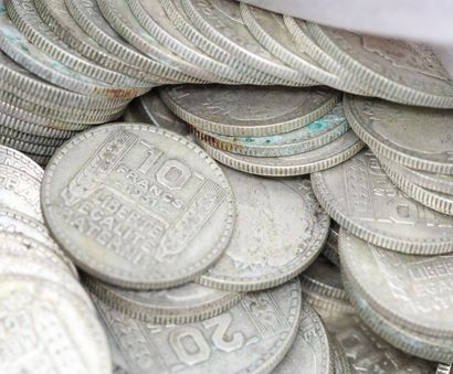 null Important lot de pièces en argent de 10 et 20 francs Turin. 

Poids : 3676 g....